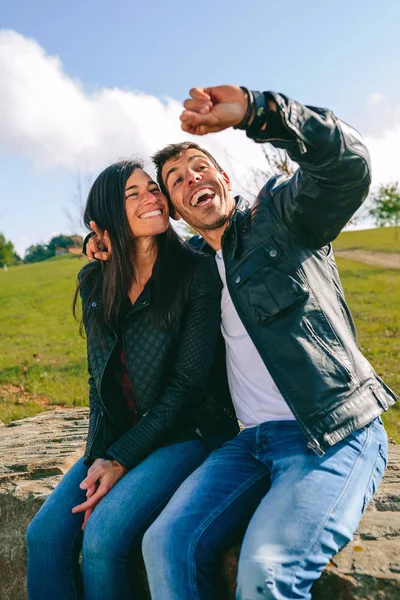 Paar het nemen van een selfie met een smartwatch — Stockfoto