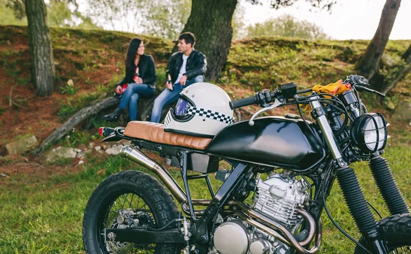 Motocicleta personalizada com jovem casal — Fotografia de Stock