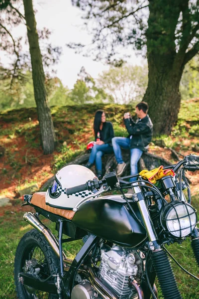 Moto personalizado con pareja joven — Foto de Stock