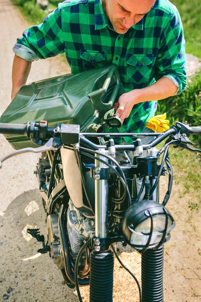 Homem enchendo o tanque de gás de uma moto — Fotografia de Stock