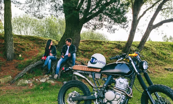 骑摩托车旅行的情侣休息 — 图库照片