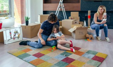 Baba ve oğul tablet oynarken