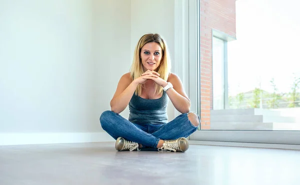 Chica pensativa sentada en una sala de estar — Foto de Stock