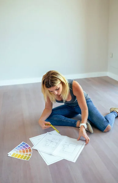 Girl looking house plans — Stock Photo, Image