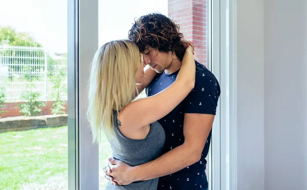 Couple hugging in the living room — Stock Photo, Image