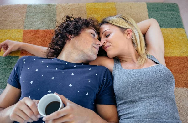 Couple couché sur le tapis — Photo
