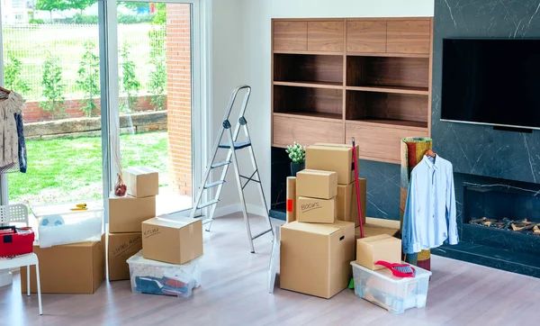 Living room with moving boxes — Stock Photo, Image