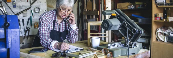 Γυναίκα ξυλουργός στο εργαστήριό της — Φωτογραφία Αρχείου