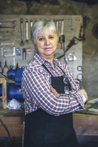 그의 작업장에서 여성 목수 — 스톡 사진