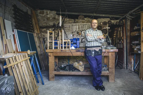 Timmerman in zijn werkplaats — Stockfoto