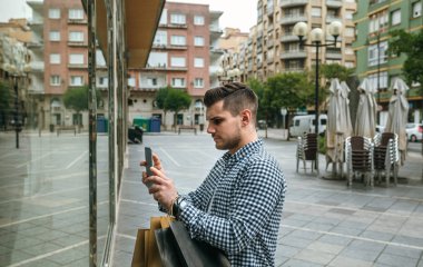 Bir vitrin bir moda deposunun bir fotoğraf çekici adam