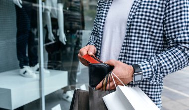 Kredi kartı dışarı alarak adam