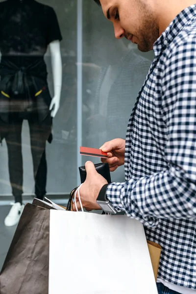 Hombre sacando tarjeta de crédito — Foto de Stock