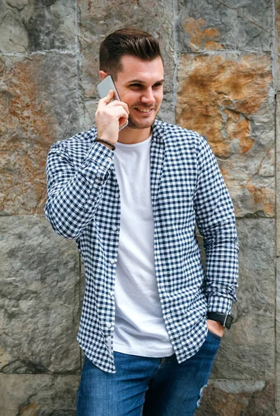 Young man talking on the mobile — Stock Photo, Image