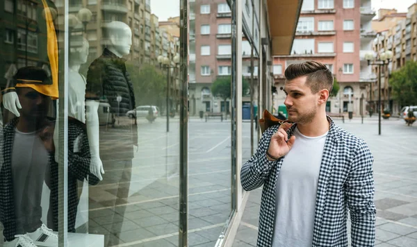 Homem olhando para a vitrine de uma loja — Fotografia de Stock