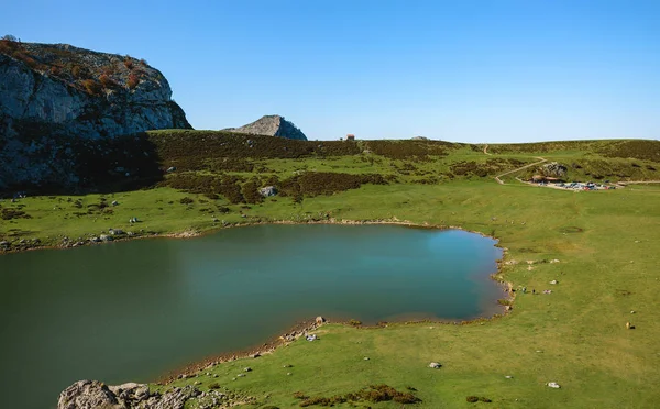 Vallei met meer tussen de bergen — Stockfoto