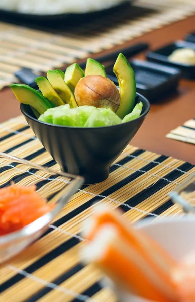 Bol d'avocat coupé le long pour préparer des sushis — Photo