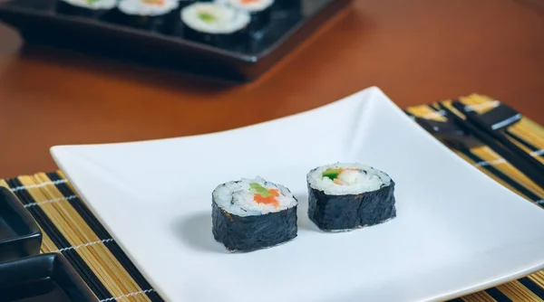 Sushi maki rollen op een dienblad — Stockfoto