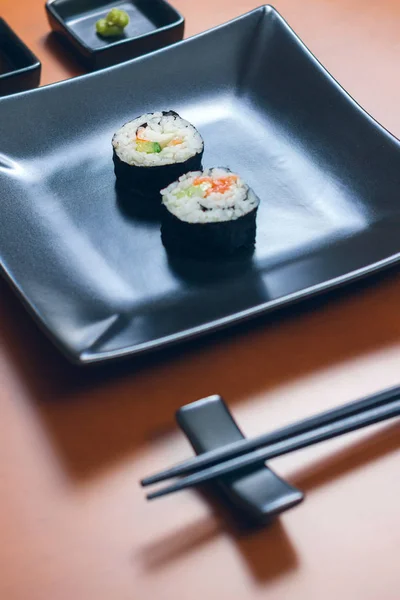 Sushi maki rollen op een dienblad — Stockfoto