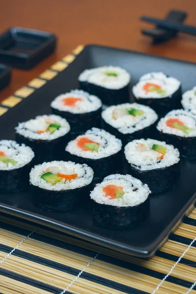 Sushi maki rulează pe o tavă — Fotografie, imagine de stoc