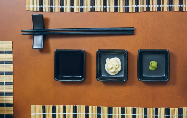 Schotels met wasabi mayonaise en sojasaus — Stockfoto