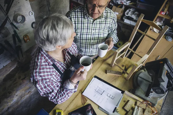 木工中的老年夫妇 — 图库照片