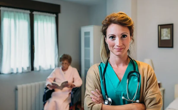 Médica bonita posando em uma clínica geriátrica — Fotografia de Stock