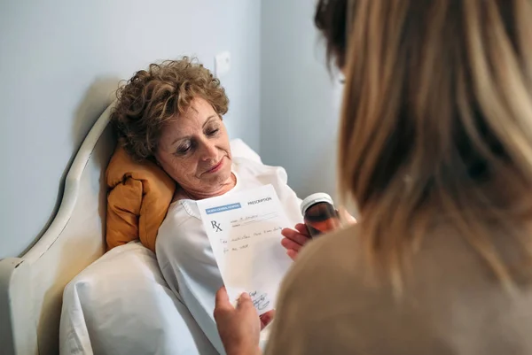 Médico dando una receta al paciente mayor — Foto de Stock