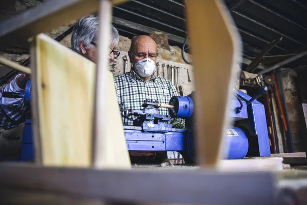 Senior man werkt in een timmerwerk — Stockfoto