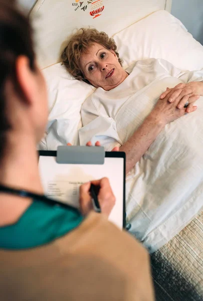 Doctora rellenando un cuestionario — Foto de Stock