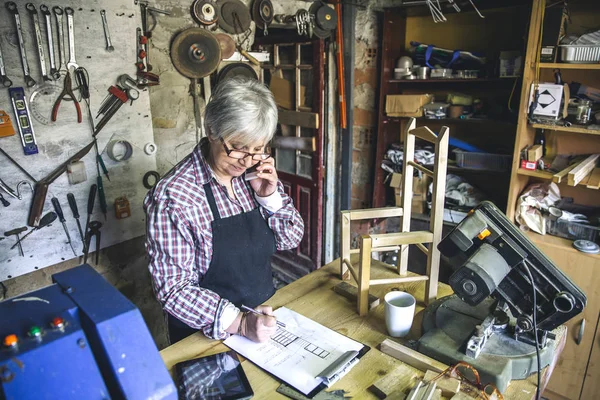 Carpinteiro feminino em sua oficina — Fotografia de Stock