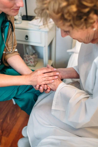 Médico dando incentivo ao paciente idoso — Fotografia de Stock