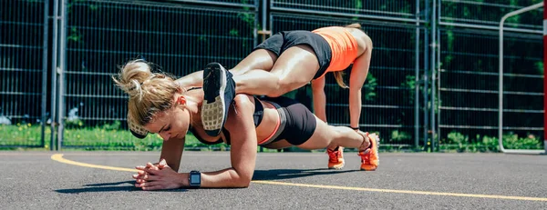 Sportswomen doing partner training — ストック写真