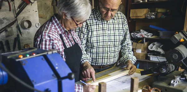 Marangozhanedeki kıdemli çift — Stok fotoğraf