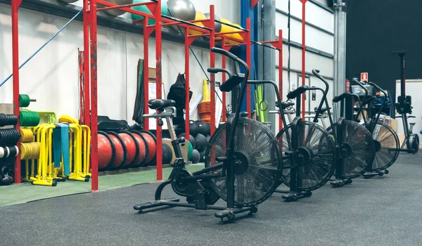 Тренажерный зал с воздушными велосипедами и спортивным оборудованием — стоковое фото