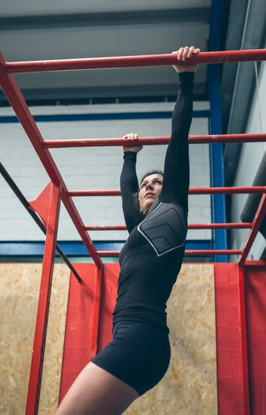 Sportvrouw oefenen op aap bars — Stockfoto