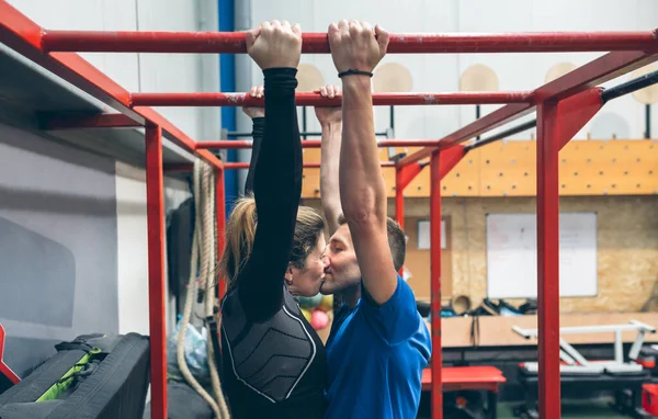 Atletas besándose ejercitándose en barras de mono —  Fotos de Stock