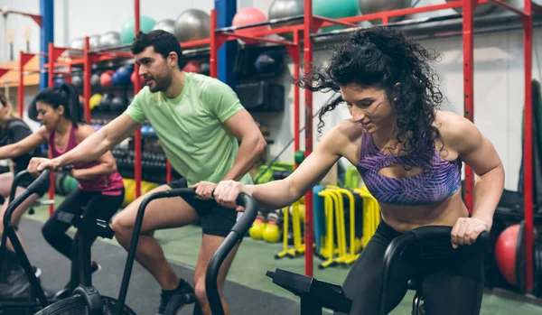 Atletas haciendo bicicleta de aire interior — Foto de Stock