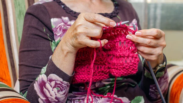 ウールのセーターを編む女性の手 — ストック写真