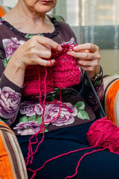 Mains de femme tricotant un pull en laine — Photo