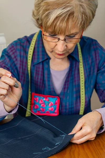 Senior vrouwelijke naaister naaien doek — Stockfoto