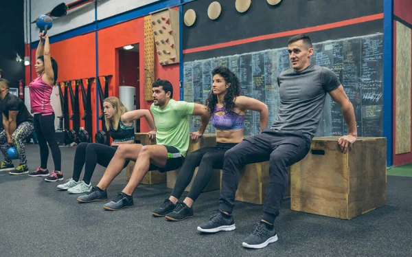 Athletes exercising doing box squats — Stock Photo, Image