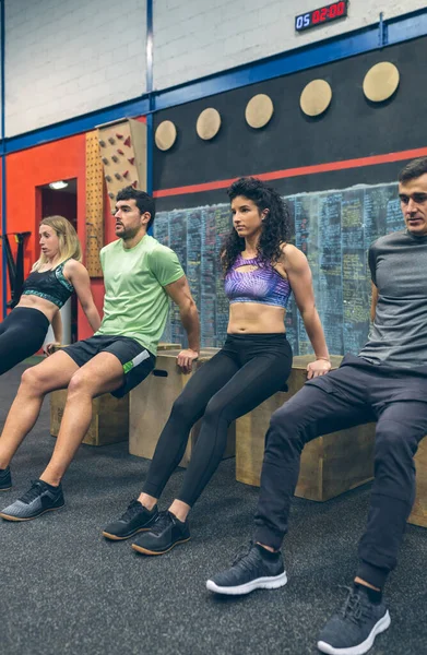 Athlètes faisant de l'exercice boxe squats — Photo