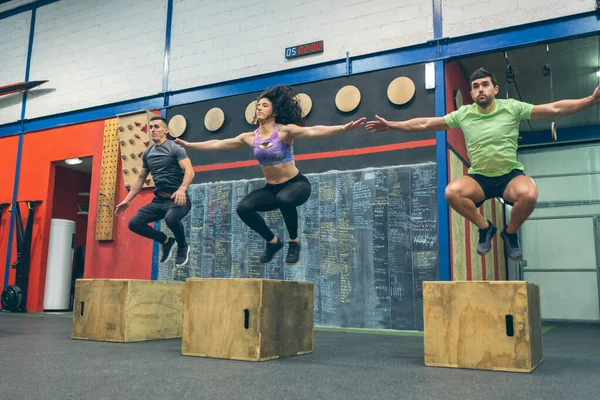 Atleten oefenen springen houten doos — Stockfoto