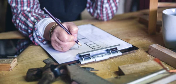 Carpintero femenino en su taller — Foto de Stock