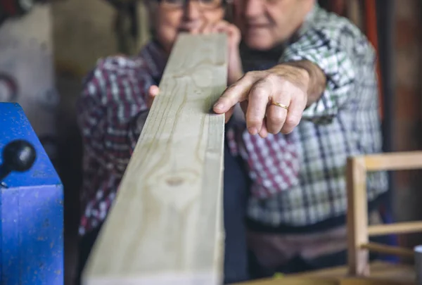 Seniorenpaar in einer Tischlerei — Stockfoto