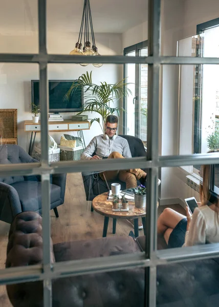 Jeunes dans une salle d'attente — Photo