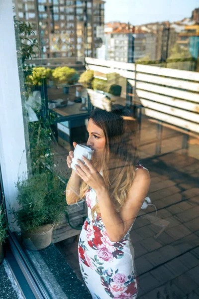 Woman drinking coffee while watching the views — Stock Photo, Image