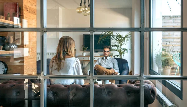 Personas en una reunión informal de negocios — Foto de Stock