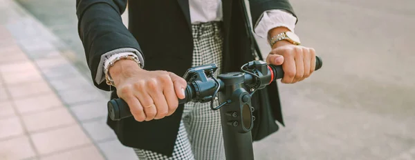 Onherkenbare zakenvrouw met e-scooter buiten — Stockfoto